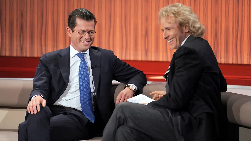 Der-Moderator-Thomas-Gottschalk-r-spricht-am-Freitag-12-12-2010-waehrend-der-Aufzeichnung-der-Fernsehsendung-Menschen-2010-in-den-Bavaria-Filmstudios-in-Geiselgasteig-bei-Muenchen-Oberbayern-mit-Bundesverteidigungsminister-Karl-Theodor-zu-Guttenberg-CSU-Die-Gaeste-sind-Personen-die-in-diesem-Jahr-fuer-die-grossen-und-kleinen-Schlagzeilen-gesorgt-haben-Der-traditionelle-ZDF-Jahresrueckblick-wird-am-Sonntag-12-12-2010-ausgestrahlt