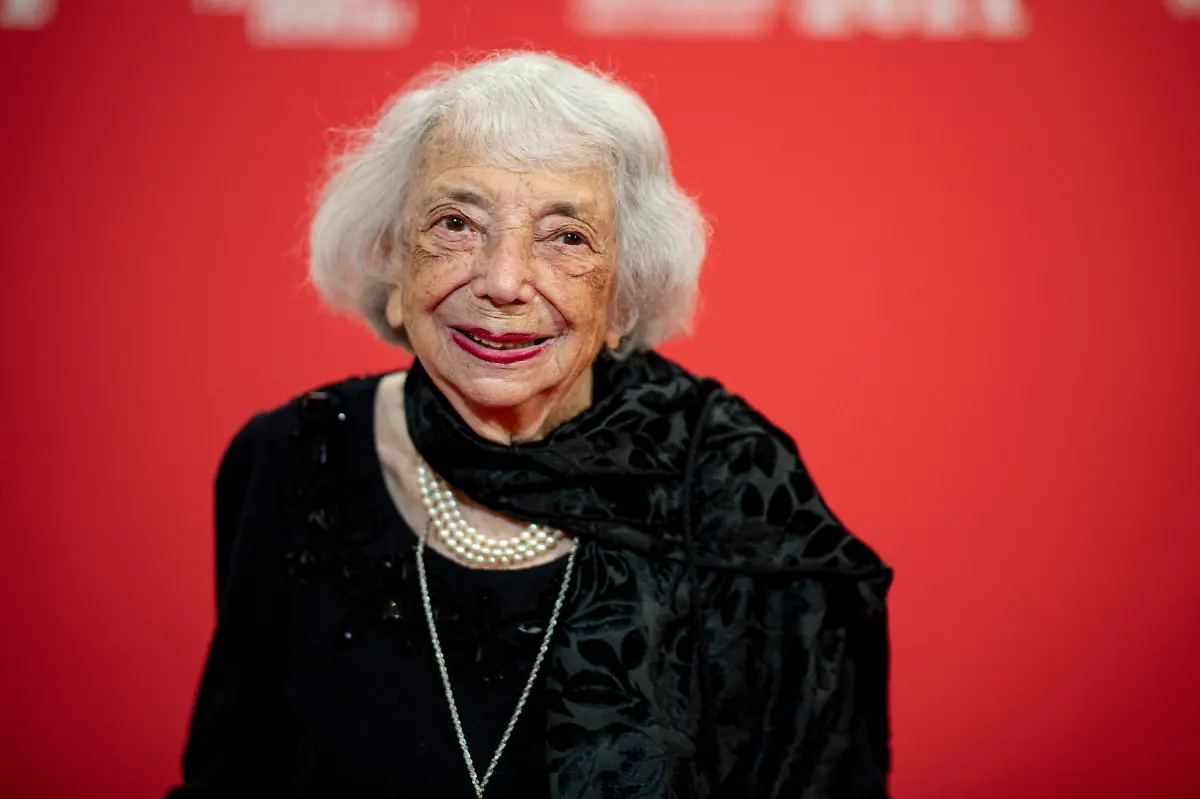 Margot-Friedlaender-Holocaustueberlebende-steht-auf-der-Preisverleihung-des-Preis-fuer-Verstaendigung-und-Toleranz-an-der-Pressewand-Der-Preis-geht-an-die-Praesidentin-der-Israelitischen-Kultusgemeinde-Muenchen-und-Oberbayern-Knobloch-und-den-Architekten-Libeskind