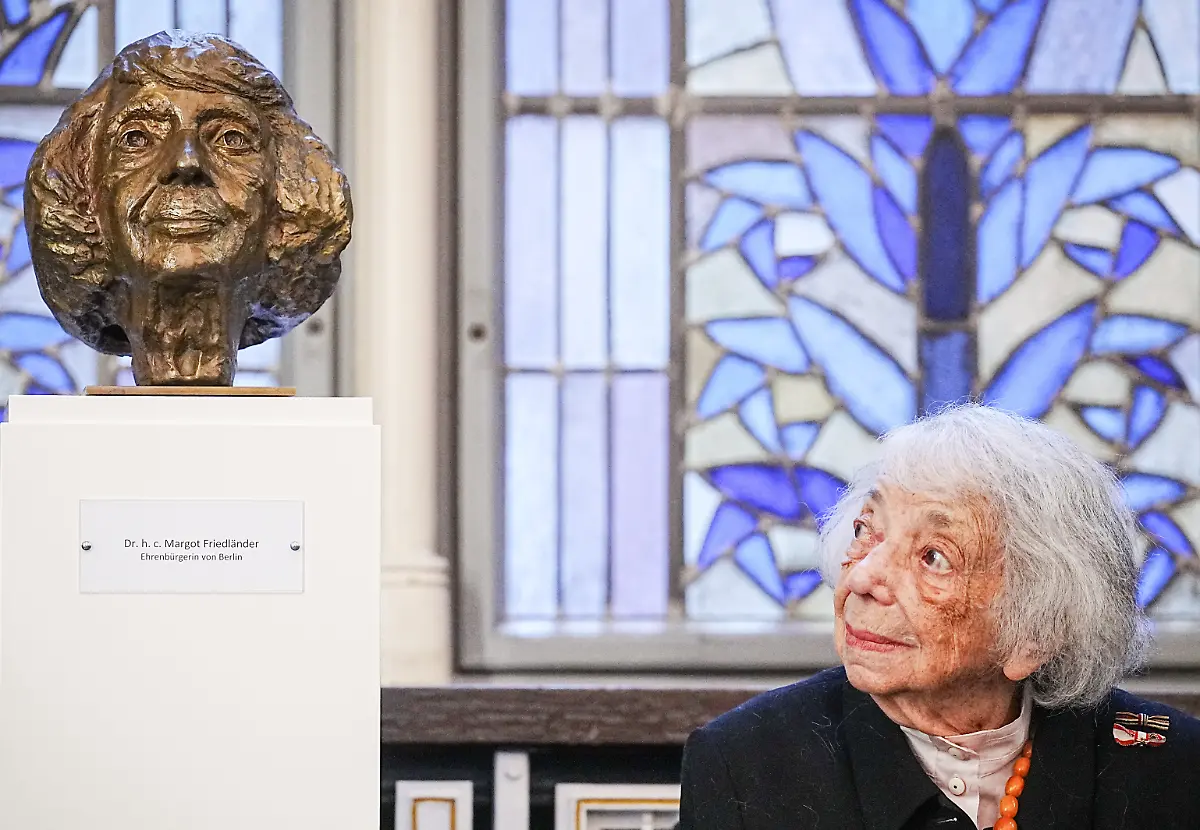 Margot-Friedlaender-Holocaust-Ueberlebende-sitzt-nach-der-Verleihung-des-Bundesverdienstkreuzes-1-Klasse-neben-einer-Bueste-die-sie-darstellt-Die-Bueste-hat-die-Kuenstlerin-Stephanie-von-Dallwitz-gefertigt