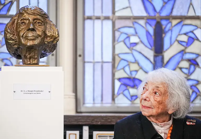 Margot-Friedlaender-Holocaust-Ueberlebende-sitzt-nach-der-Verleihung-des-Bundesverdienstkreuzes-1-Klasse-neben-einer-Bueste-die-sie-darstellt-Die-Bueste-hat-die-Kuenstlerin-Stephanie-von-Dallwitz-gefertigt