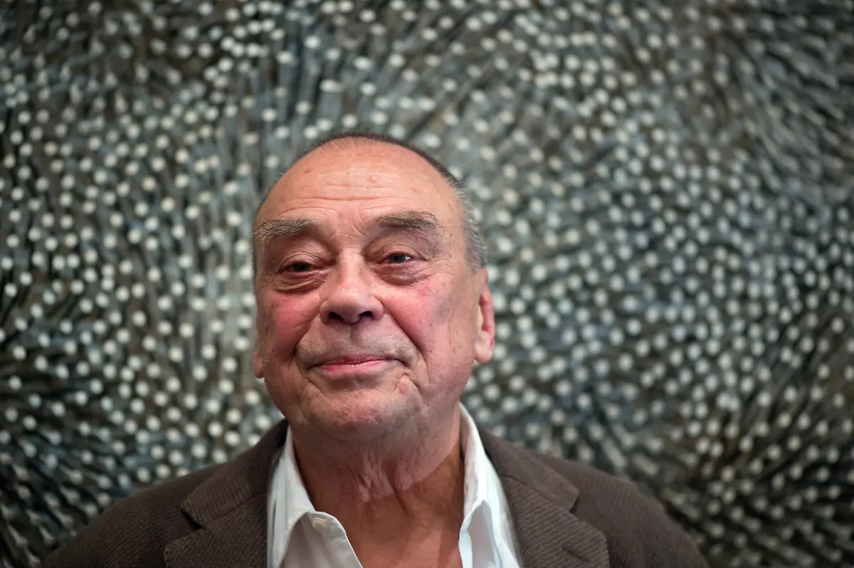 ZERO-Kuenstler-Guenther-Uecker-steht-am-05-02-2015-in-Duesseldorf-Nordrhein-Westfalen-in-den-Raeumen-seiner-Ausstellung-im-K20-der-Kunstsammlung-NRW-Es-ist-die-erste-Ausstellung-Ueckers-in-seiner-Wahlheimat-Duesseldorf-Der-Nagelkuenstler-wird-am-13-Maerz-85-Jahre-alt-Die-Ausstellung-zeigt-vom-07-02-bis-zum-10-05-2015-rund-60-Werke-aus-fuenf-Jahrzehnten-von-der-grossen-Rauminstallation-bis-zur-Zeichnung