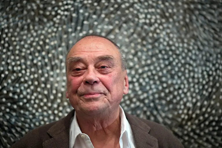 ZERO-Kuenstler-Guenther-Uecker-steht-am-05-02-2015-in-Duesseldorf-Nordrhein-Westfalen-in-den-Raeumen-seiner-Ausstellung-im-K20-der-Kunstsammlung-NRW-Es-ist-die-erste-Ausstellung-Ueckers-in-seiner-Wahlheimat-Duesseldorf-Der-Nagelkuenstler-wird-am-13-Maerz-85-Jahre-alt-Die-Ausstellung-zeigt-vom-07-02-bis-zum-10-05-2015-rund-60-Werke-aus-fuenf-Jahrzehnten-von-der-grossen-Rauminstallation-bis-zur-Zeichnung