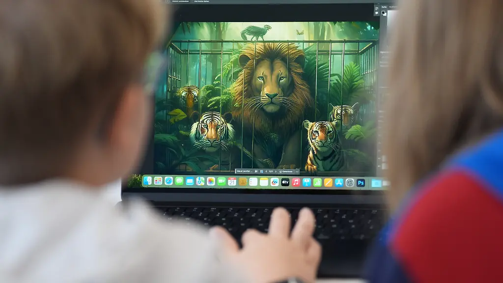 Kinder-erstellen-im-Kurs-Storyschmiede-Erstelle-deine-eigene-Fotostory-mit-KI-in-der-Volkshochschule-Mitte-an-einem-Laptop-mit-Hilfe-von-kuenstlicher-Intelligenz-Bilder-Der-Kurs-zur-Erstellung-von-Foto-und-Bildergeschichten-mit-Hilfe-von-kuenstlicher-Intelligenz-wird-im-Rahmen-der-Code-Week-Hamburg-angeboten