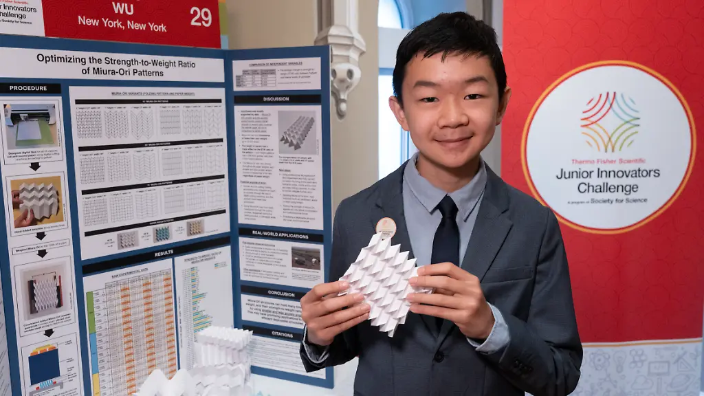 Miles-Wu-hat-beim-landesweit-fuehrenden-Wettbewerb-fuer-Naturwissenschaften-Technik-Ingenieurwesen-und-Mathematik-MINT-fuer-Mittelschulen-den-Hauptpreis-mit-seinen-Origami-Modellen-gewonnen