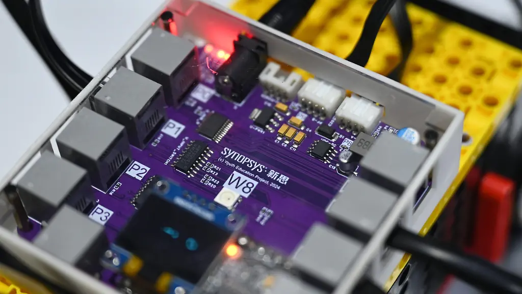 Auf-einer-Chipplatine-steht-der-Name-der-US-Technologiefirma-Synopsis-Synopsys-arbeitet-in-den-Bereichen-Halbleiter-Design-Software