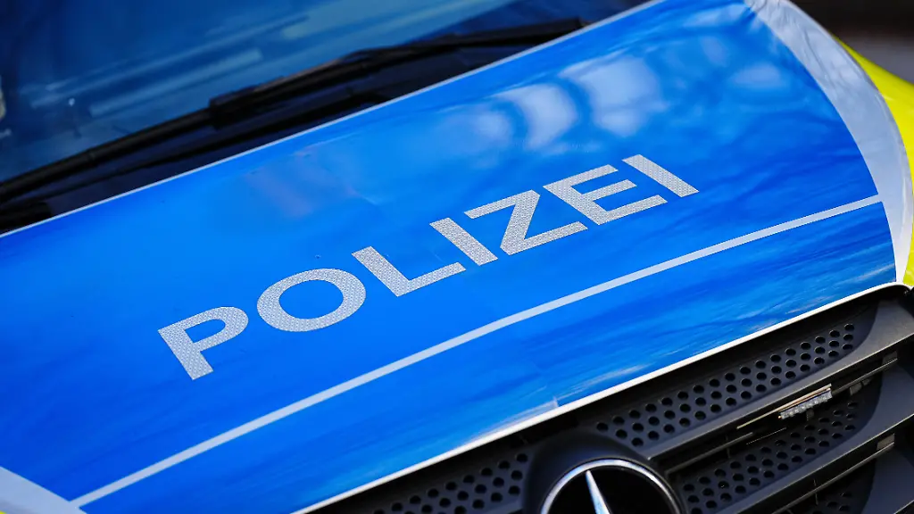 Aufschrift-Polizei-auf-Polizeiauto-Themenfoto-Blaulicht-20-11