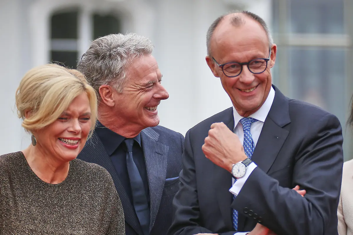 Saarbruecken-Saarland-Deutschland-Ludwigskirche-Festakt-Tag-der-deutschen-Einheit-Julia-Kloeckner-und-Joerg-Pilawa-bei-ihrem-ersten-gemeinsamen-oeffentlichen-Auftritt-hier-beim-Scherzen-mit-Bundeskanzler-Friedrich-Merz-CDU