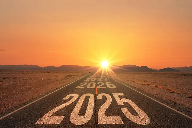 Neues-Jahr-2025-oder-geradeaus-Konzept-Text-2025-geschrieben-auf-der-Strasse-in-der-Mitte-der-Asphaltstrasse-bei-Sonnenuntergang-Konzept-der-Planung-Ziel-Herausforderung-neues-Jahr-Aufloesung