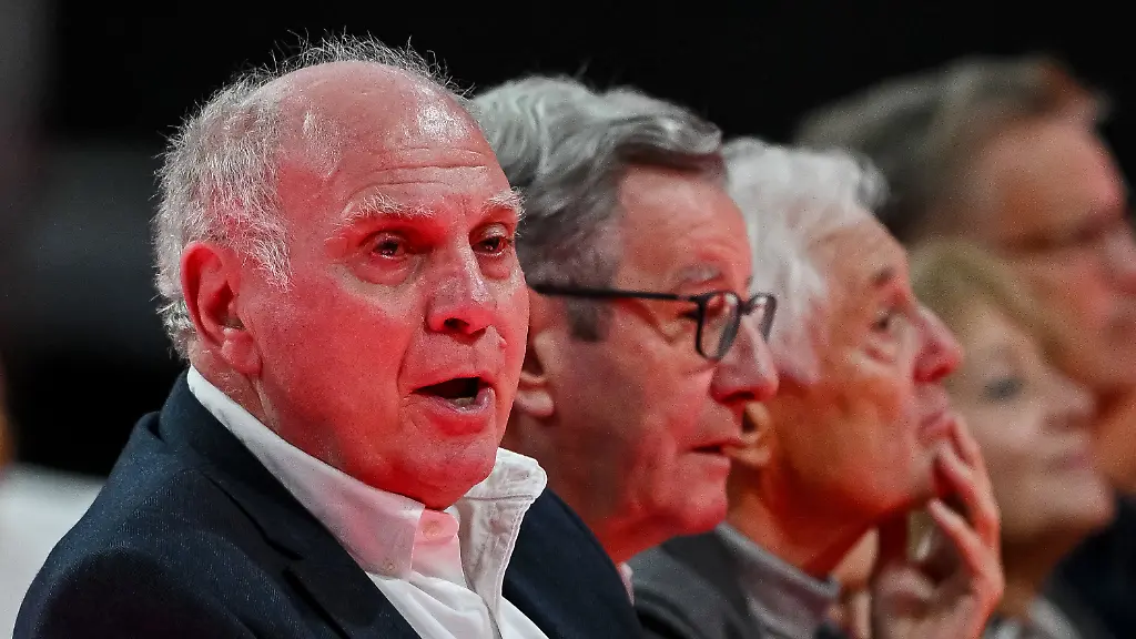 ARCHIV-02-11-2025-Bayern-Muenchen-Fussball-Bundesliga-Mitgliederversammlung-des-FC-Bayern-Muenchen-Ehrenpraesident-Uli-Hoeness-Bayern-Muenchen-reagiert-bei-einer-Rede-Auf-der-Jahreshauptversammlung-steht-auch-die-Praesidiumswahl-auf-der-Tagesordnung