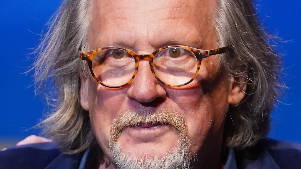 Der-Autor-Harald-Martenstein-bei-einem-Fototermin-im-Rahmen-der-Benefizgala-Schillern-fuer-die-Ukraine-im-Schiller-Theater