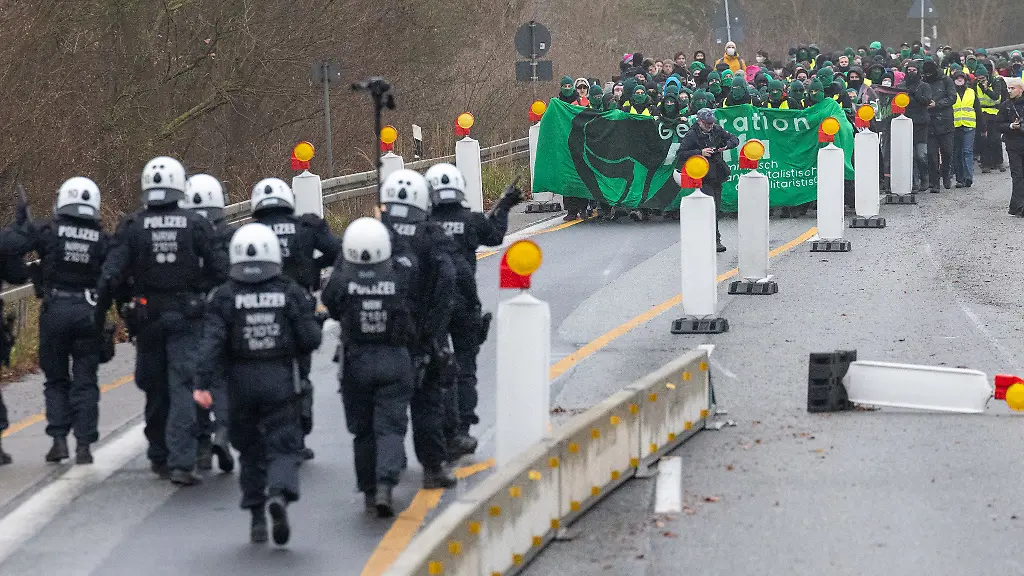 29-11-2025-Hessen-Giessen-Polizei-und-Demonstranten-treffen-auf-der-B429-nahe-der-Lahnbruecke-aufeinander-Die-Mehrere-Tausend-Demonstranten-protestierten-am-Samstag-gegen-die-Neugruendung-einer-AfD-Jugendorganisation-Die-als-gesichert-rechtsextremistisch-eingestufte-Vorgaengerin-Junge-Alternative-hatte-sich-durch-Selbstbeschluss-aufgeloest