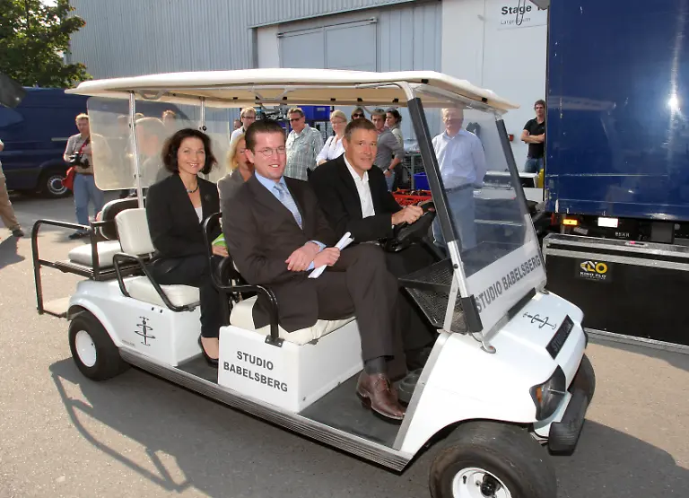 Bundeswirtschaftsminister-Karl-Theodor-zu-Guttenberg-und-Katherina-Reiche-besucht-das-Studio-Potsdam-Babelsberg-und-das-am-Set-von-Hexe-Lilli-Die-Reise-nach-Mandolan-in-der-Marlene-Dietrich-Halle-in-Potsdam-Babelsberg