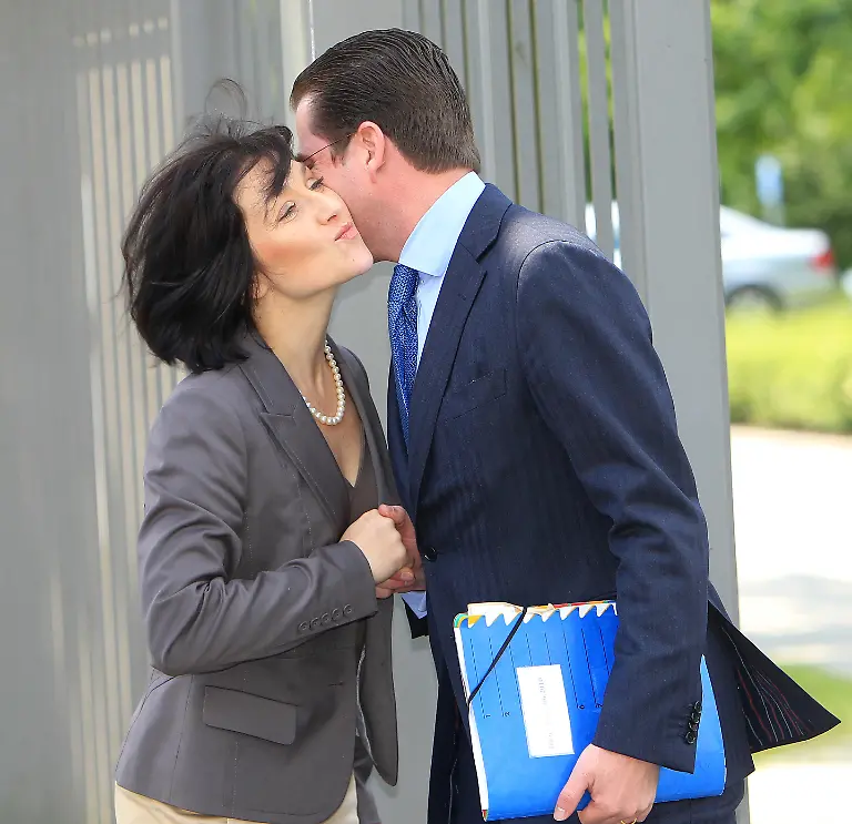 Bundesverteidigungsminister-Karl-Theodor-zu-Guttenberg-CSU-r-wird-am-Dienstag-22-06-2010-von-der-Bundestagsabgeordneten-Katharina-Reiche-CDU-im-Einsatzfuehrungskommando-der-Bundeswehr-in-Geltow-Landkreis-Potsdam-Mittelmark-begruesst