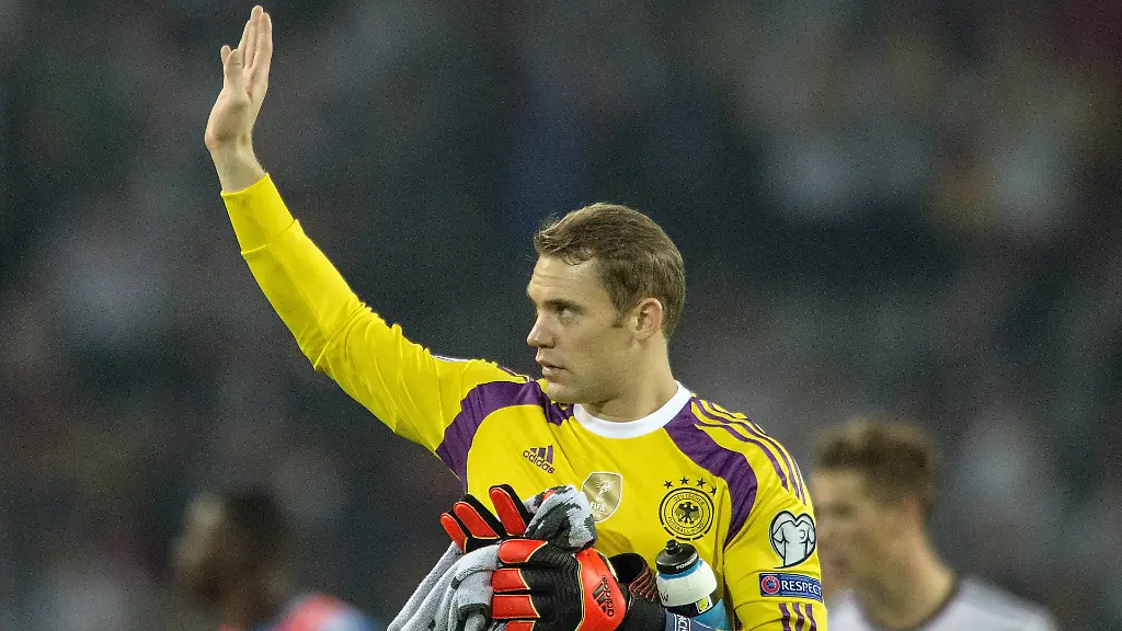Torwart-Manuel-NEUER-GER-winkend-winkt-Gestik-Geste-Fussball-Nationalmannschaft-EM-Qualifikation-1-Spieltag-Deutschland-GER-Schottland-SCO-2-1-am-07-09-2014-in-Dortmund-Deutschland