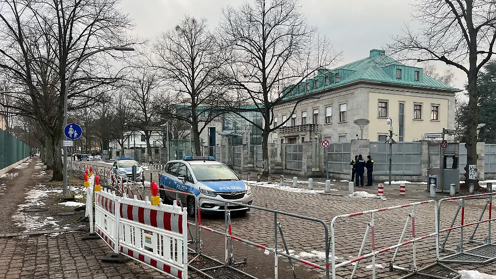 Die-Strasse-vor-der-israelischen-Botschaft-ist-abgesperrt-und-wird-von-der-Polizei-bewacht-Ein-18-Jaehriger-soll-einen-Anschlag-geplant-haben