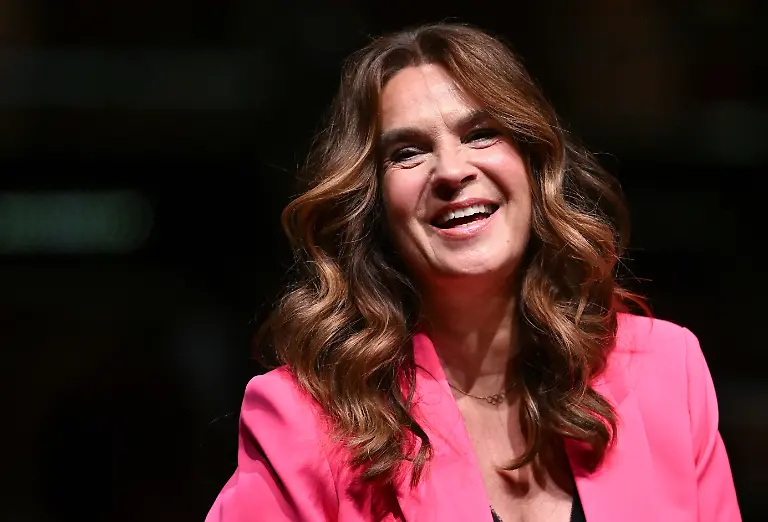 Die-Eiskunstlauf-Olympiasiegerin-Katarina-Witt-spricht-nach-ihrer-Auszeichnung-auf-der-Gala-der-Europaeischen-Kulturpreise-2025-in-Chemnitz