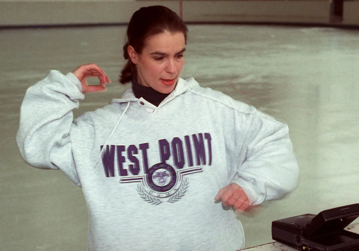 Sie-schaut-in-ihren-Video-Walkman-der-ihr-die-Aufzeichnung-ihres-Revue-Programms-bei-Holiday-on-Ice-liefert-das-sie-ab-02-02-1993-in-London-zeigt-Diese-Vier-Minuten-Show-die-sie-taeglich-zweimal-praesentiert-sieht-Katarina-Witt-als-Grundlage-an-fuer-eine-noch-zu-konzipierende-Olympia-Kuer-fuer-Lillehammer-1994-Da-will-die-27jaehrige-Chemnitzerin-als-Mitglied-des-deutschen-Olympia-Teams-dabeisein-Und-dafuer-begann-sie-Ende-Januar-1993-im-Berliner-Sportforum-ihre-direkte-Vorbereitung-mit-einem-leichten-Eislauf-Training