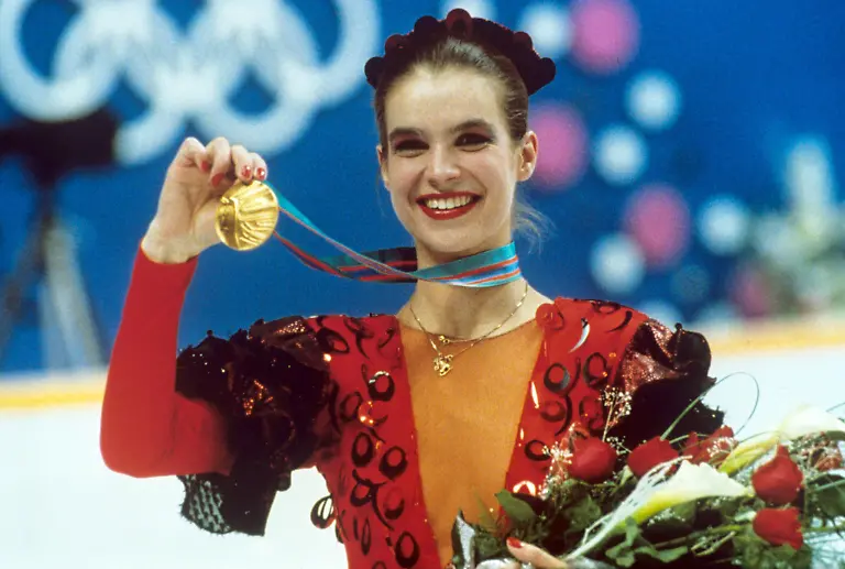 Mit-strahlendem-Laecheln-praesentiert-DDR-Eiskunstlaeuferin-Katarina-Witt-bei-der-Siegerehrung-am-27-2-1988-bei-den-Olympischen-Winterspielen-in-Calgary-ihre-gewonnene-Goldmedaille-In-ihrer-abschliessenden-Kuer-beeindruckt-sie-mit-einer-Carmen-Darbietung-Die-Karl-Marx-Staedterin-wiederholt-ihren-Olympiasieg-von-vor-vier-Jahren