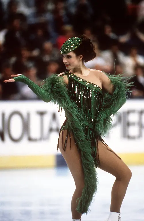 Katarina-Witt-DDR-zeigt-am-13-03-1987-bei-der-Eiskunstlauf-Weltmeisterschaft-in-Cincinnati-Ohio-als-Maria-in-der-Westside-Story-eine-ausdrucksstarke-WM-Kuer-mit-der-sie-sich-den-Weltmeister-Titel-sicherte-und-Beifallsstuerme-beim-amerikanischen-Publikum-entfesselte-Dank-gelungener-Sprungkombinationen-und-einem-sicher-gestandenen-dreifachen-Rittberger-verwies-sie-die-US-Amerikanerinnen-Thomas-und-Kadavy-auf-die-Plaetze