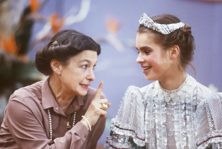 Katarina-WITT-rechts-DDR-Eiskunstlaufen-Eiskunstlaeuferin-im-Gespraech-mit-ihrer-Trainerin-Jutta-MUELLER-Brustbild-Portraet-Portrait-bei-der-Eiskunstlauf-Europameisterschaft-in-Budapest-Ungarn-Januar-1984-Hier-gewinnt-Katarina-Witt-die-Goldmedaille-1-Platz