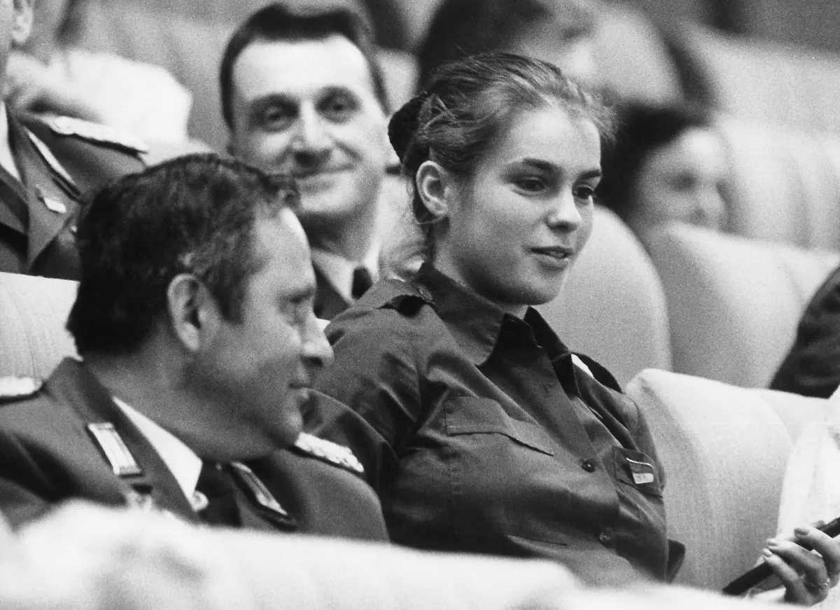 DDR-Eiskunstlaeuferin-Katarina-Witt-sitzt-am-21-04-1986-als-eine-der-Delegierten-des-DDR-Jugendverbandes-FDJ-Freie-Deutsche-Jugend-im-Ost-Berliner-Palast-der-Republik-in-dem-an-diesem-Tage-der-XI-Parteitag-der-SED-zu-Ende-geht