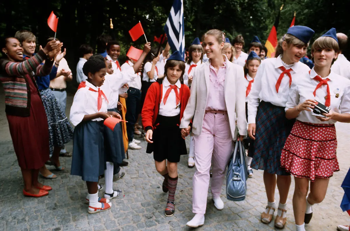 Katarina-Witt-DDR-mit-Jungen-Pionieren-am-Werbellinsee-Katarina-Witt-GDR-with-Boys-Pioneers-at-Werbellinsee