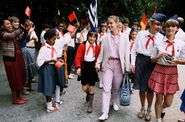 Katarina-Witt-DDR-mit-Jungen-Pionieren-am-Werbellinsee-Katarina-Witt-GDR-with-Boys-Pioneers-at-Werbellinsee