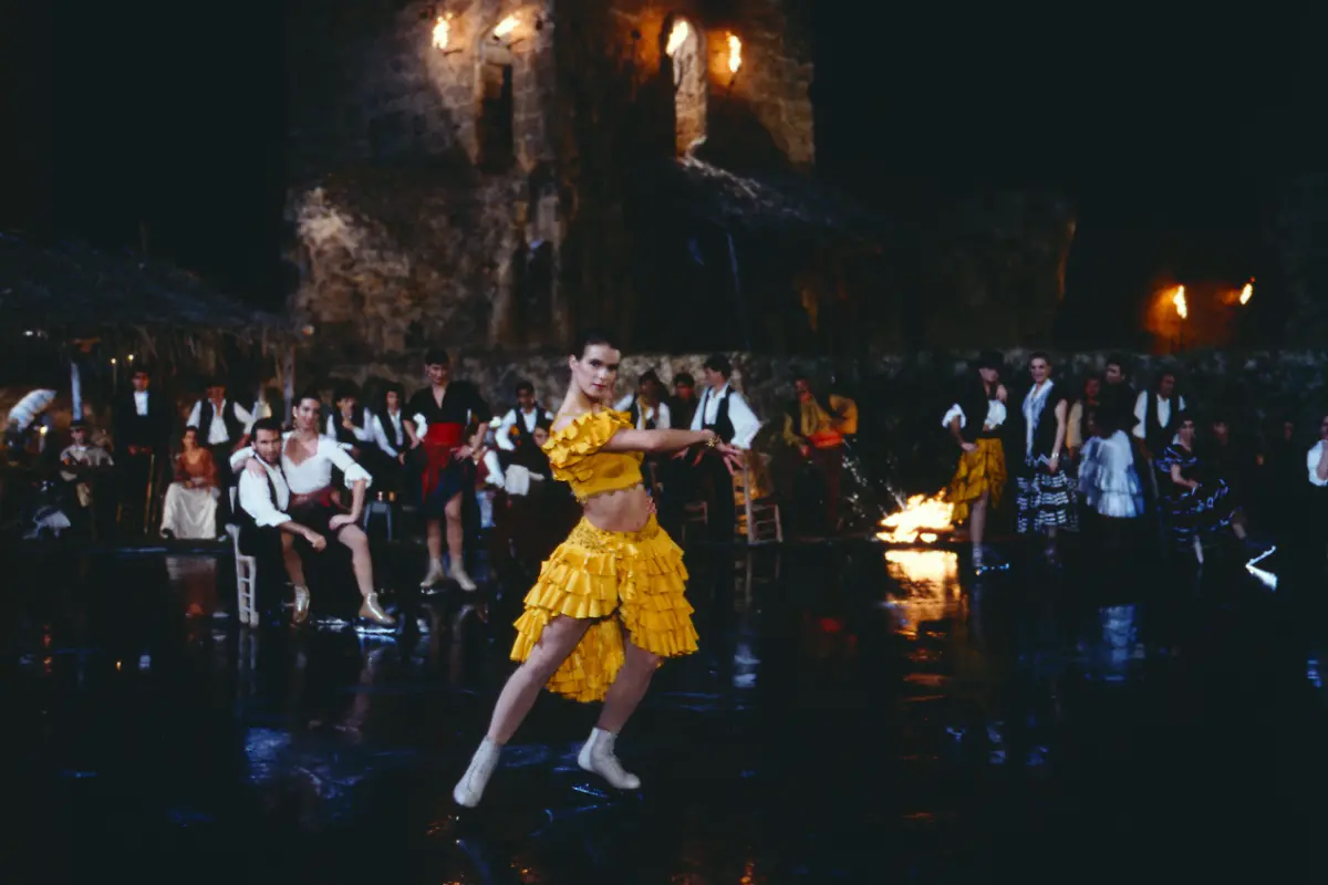 Carmen-on-Ice-deutscher-Tanzfilm-von-1990-Orchesterfassung-nach-der-Oper-Carmen-von-George-Bizet-gedreht-wurde-der-Eiskunstlauf-Film-in-der-Altststadt-von-Sevilla-Spanien-Regie-Horant-H-Hohlfeld-Szene-mit-KATARINA-WITT-Mitte-als-Carmen