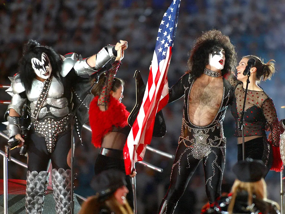 Die-zweimalige-Eiskunstlauf-Olympiasiegerin-Katarina-Witt-r-tanzt-am-24-2-2002-gemeinsam-mit-der-amerikanischen-Goldmedaillen-Gewinnerin-von-1992-Kristi-Yamaguchi-2-v-l-zu-den-Klaengen-der-US-Rockband-Kiss-bei-der-Schlussfeier-im-Rice-Eccles-Stadion-in-Salt-Lake-City-ueber-das-Eis-Mit-einer-kurzweiligen-Eisshow-im-Hollywood-Stil-und-fetzigen-Rhythmen-sind-die-XIX-Olympischen-Winterspiele-zu-Ende-gegangen-44929-Zuschauer-im-Rice-Eccles-Stadion-und-ein-Milliardenpublikum-weltweit-an-den-Fernsehgeraeten-erlebten-eine-perfekt-inszenierte-Show-mit-der-die-amerikanischen-Gastgeber-die-ersten-Winterspiele-dieses-Jahrhunderts-nach-16-Wettkampftagen-stimmungsvoll-ausklingen-liessen