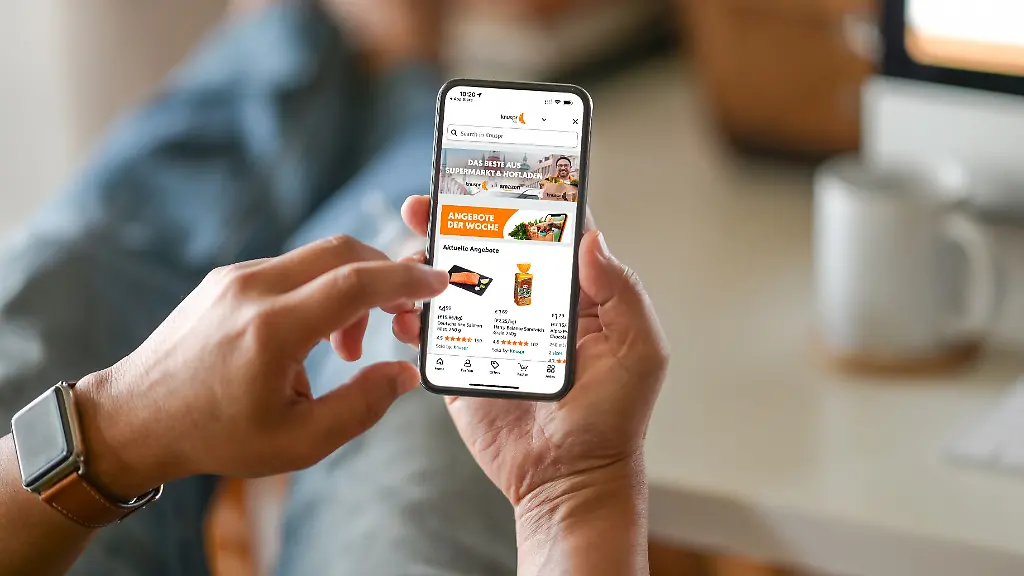 HANDOUT-Eine-Person-bestellt-mit-dem-Handy-ueber-Amazon-beim-Food-Versender-Knuspr-Der-Lebensmittelversender-Knuspr-will-im-Rhein-Main-Gebiet-und-weiteren-deutschen-Ballungsraeumen-stark-wachsen-Das-Angebot-von-rund-15-000-Produkten-ist-ab-diesem-Donnerstag-rund-um-Muenchen-und-Frankfurt-auch-ueber-die-Plattform-Amazon-fuer-Prime-Kunden-buchbar-wie-das-Unternehmen-mitteilt-Den-Auftakt-zur-Kooperation-mit-Amazon-hatte-es-im-vergangenen-Monat-in-Berlin-gegeben