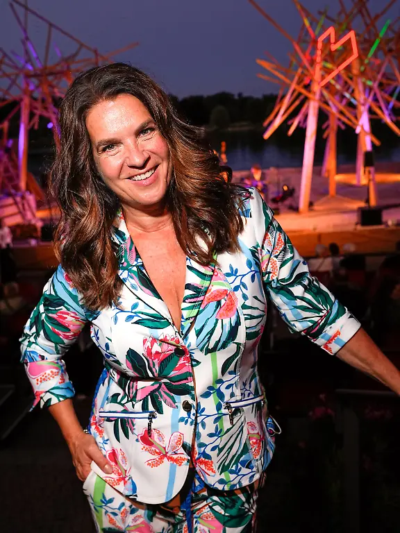 Potsdam-der-Brandenburger-Sommerabend-der-Landesregierung-Brandenburg-der-Vertretung-des-Landes-Brandenburg-beim-Bund-sowie-des-WirtschaftsForums-Brandenburg-e-V-Gaeste-aus-Politik-Wirtschaft-Kultur-Sport-und-Gesellschaft-feiern-im-Kultur-und-Kunstquartier-Schiffbauergasse-am-Ufer-des-Tiefen-Sees-in-Potsdam-eine-ausgelassene-Sommerparty-Im-Bild-Katarina-Kati-Witt-ehemalige-Eiskunstlaeuferin