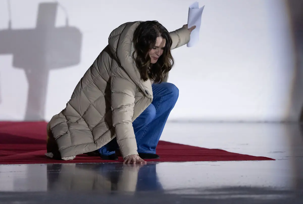 Katarina-Witt-Olympiasiegerin-und-Weltmeisterin-im-Eiskunstlauf-beruehrt-in-der-Eishalle-in-Chemnitz-das-Eis-nach-ihrer-Laudatio-Die-Eis-Show-mit-Darbietungen-im-Paarlauf-Eistanz-und-Synchron-Eislauf-findet-in-Erinnerung-an-die-erfolgreiche-Eiskunstlauftrainerin-Jutta-Mueller-statt-Mueller-war-Anfang-November-im-Alter-von-94-Jahren-gestorben