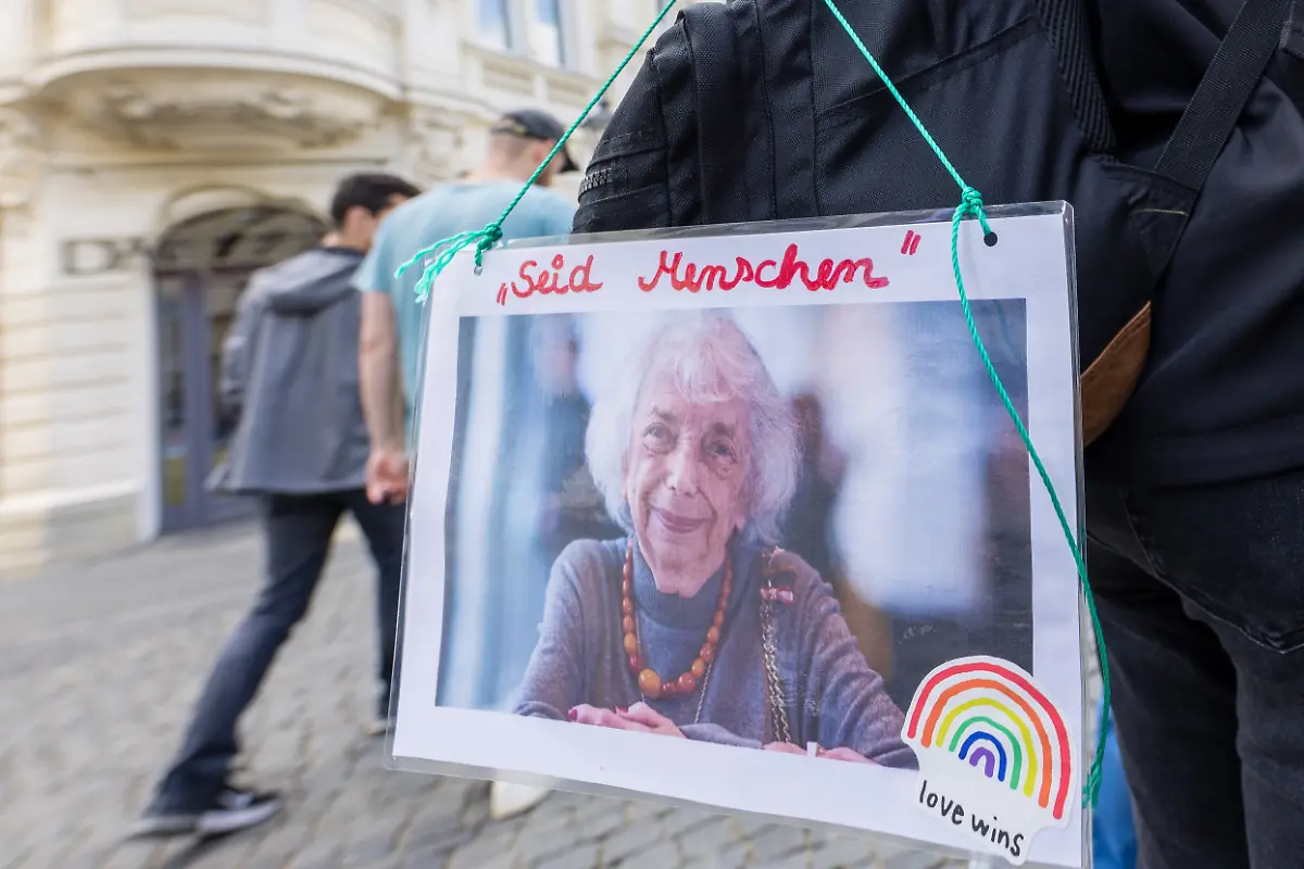 Eine-Teilnehmerin-einer-Kundgebung-hat-ein-Bild-der-kuerzlich-verstorbenen-Holocaust-Ueberlebenden-Friedlaender-mit-ihrem-Ausspruch-Seid-Menschen-an-ihrem-Rucksack-befestigt-Unter-dem-Motto-Keine-Ausreden-mehr-AfD-Verbot-jetzt-haben-Initiativen-zu-Kundgebungen-in-ganz-Deutschland-aufgerufen