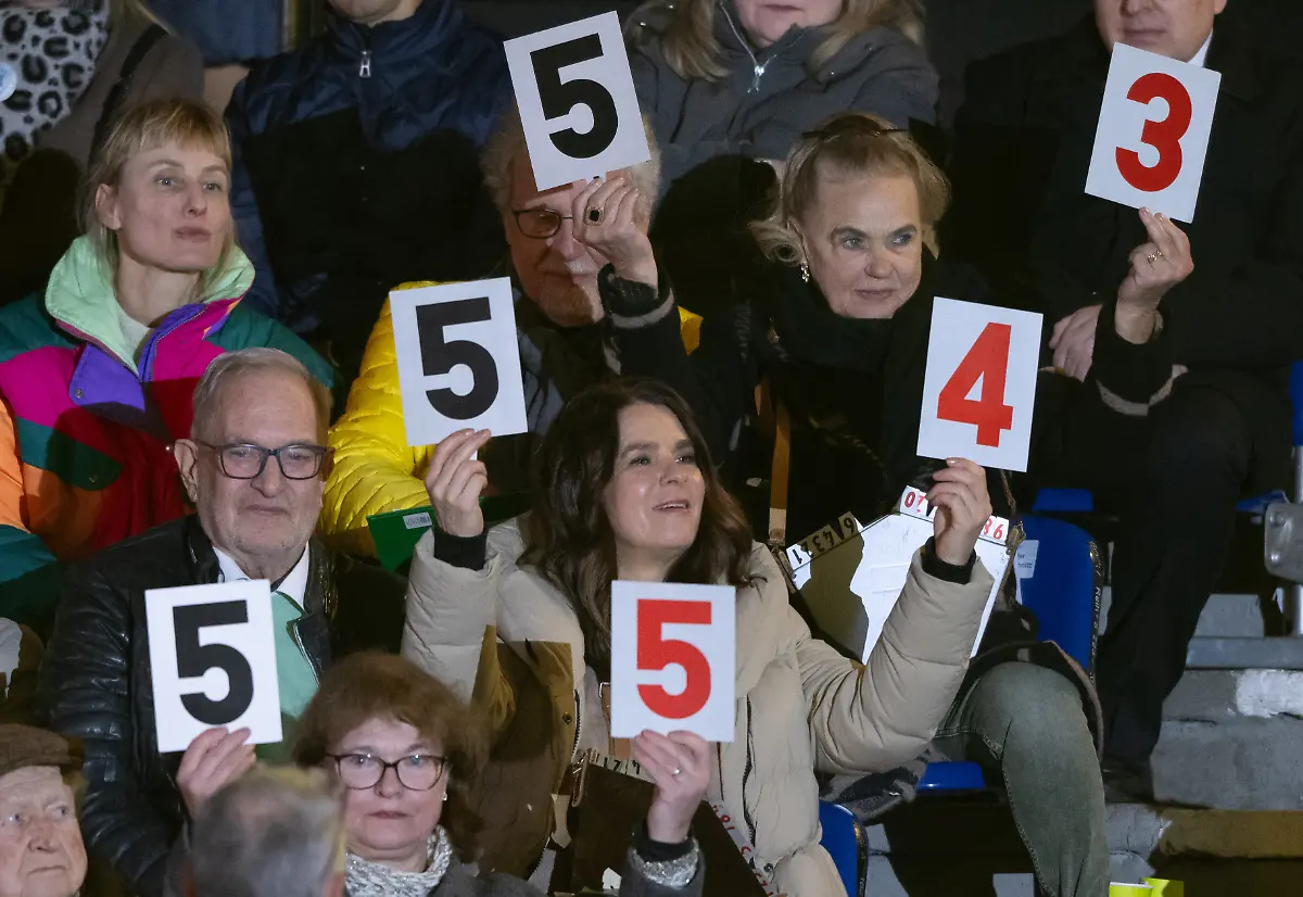 Anett-Poetzsch-Rauschenbach-von-unten-Olympiasiegerin-und-Weltmeisterin-im-Eiskunstlauf-Katarina-Witt-Olympiasiegerin-und-Weltmeisterin-im-Eiskunstlauf-und-Gabriele-Seyfert-Welt-und-Europameisterin-im-Eiskunstlauf-praesentieren-in-der-Eishalle-in-Chemnitz-Wertungsnoten-Die-Eis-Show-mit-Darbietungen-im-Paarlauf-Eistanz-und-Synchron-Eislauf-findet-in-Erinnerung-an-die-erfolgreiche-Eiskunstlauftrainerin-Jutta-Mueller-statt-Mueller-war-Anfang-November-im-Alter-von-94-Jahren-gestorben