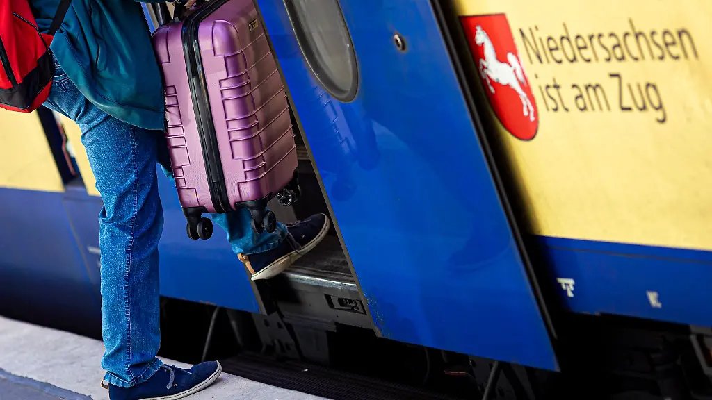 Licht-und-Schatten-bietet-der-Fahrbahnwechsel-Mitte-Dezember-fuer-Reisende-im-Nahverkehr