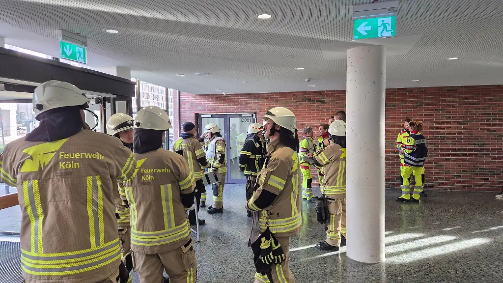 Mit-insgesamt-44-Einsatzkraeften-und-20-Fahrzeugen-waren-Feuerwehr-und-Rettungsdienst-am-Berufskolleg-im-Einsatz