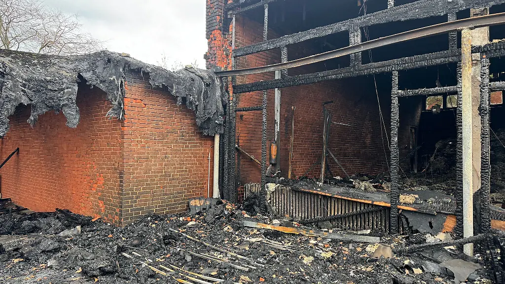 Vor-der-zerstoerten-Aula-zeigt-sich-das-Ausmass-des-Brandes-deutlich