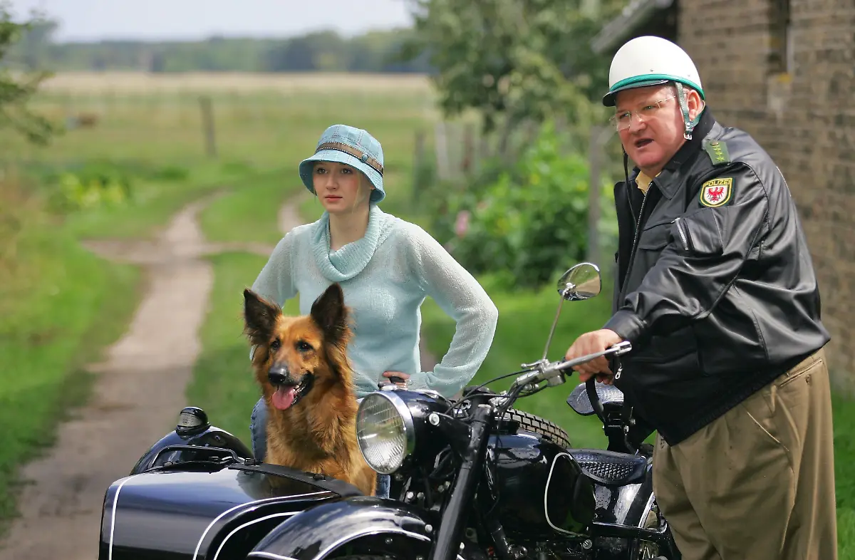 Groeben-Brandenburg-Horst-Krause-als-Revierpolizist-Krause-spricht-am-Dienstag-31-08-2004-im-brandenburgischen-Ort-Groeben-bei-den-Dreharbeiten-zum-Polizeiruf-110-Vergewaltigt-mit-dem-Opfer-Claudia-gespielt-von-Anna-Maria-Muehe-Die-Produktion-im-Auftrag-des-Rundfunks-Berlin-Brandenburg-rbb-erzaehlt-die-Geschichte-der-Verwicklungen-nach-der-Vergewaltigung-eines-18-jaehrigen-Maedchens-nach-einem-Dorffest-Der-Streifen-soll-im-naechsten-Jahr-ausgestrahlt-werden