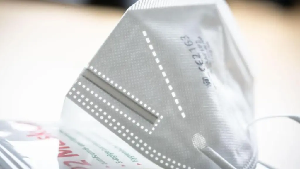 Eine-FFP2-Maske-liegt-auf-einem-Tisch-auf-der-Verkaufsverkackung