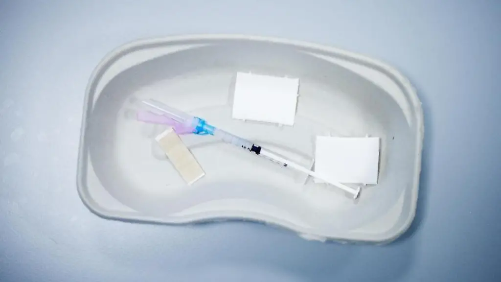 Eine-Spritze-mit-Impfstoff-gegen-Covid-19-liegt-in-einer-Schale