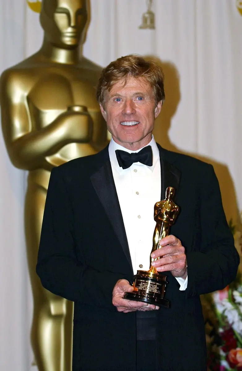 Der-amerikanische-Filmstar-Robert-Redford-haelt-am-24-3-2002-nach-der-74-Oscar-Verleihung-in-Hollywood-seinen-Ehren-Oscar-in-Haenden-Mehr-als-20-Jahre-nach-seinem-ersten-Oscar-hat-Robert-Redford-die-begehrte-Trophaee-erneut-umarmt-Die-Filmakademie-wuerdigte-den-64-Jaehrigen-jetzt-fuer-sein-Schaffen-als-Schauspieler-Regisseur-Produzent-und-Gruender-des-Sundance-Filmfestivals-mit-einem-Ehren-Oscar-In-seiner-Dankesrede-betonte-Redford-wie-wichtig-es-sei-sich-fuer-den-Erhalt-der-kuenstlerischen-Freiheit-einzusetzen-Durch-die-Gruendung-des-Sundance-Filminstituts-und-Festivals-vor-20-Jahren-wurde-Redford-zum-grossen-Foerderer-des-unabhaengigen-Films-Am-18-August-wird-Robert-Redford-65-Jahre-alt