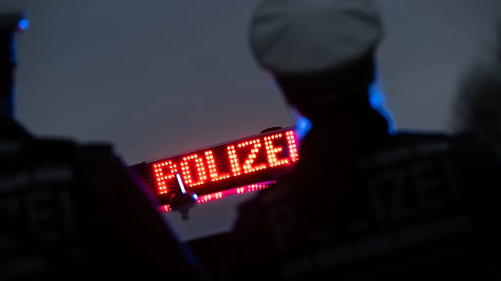 Die-Polizei-sucht-nach-dem-oder-der-Unbekannten-die-beim-ersten-Unfall-geholfen-hatte-den-Wagen-wieder-auf-die-Strasse-zu-ziehen