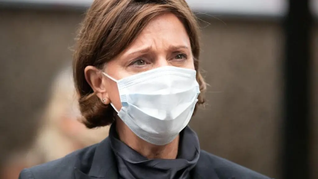 Yvonne-Gebauer-FDP-Schulministerin-von-Nordrhein-Westfalen-traegt-einen-Nasen-Mundschutz