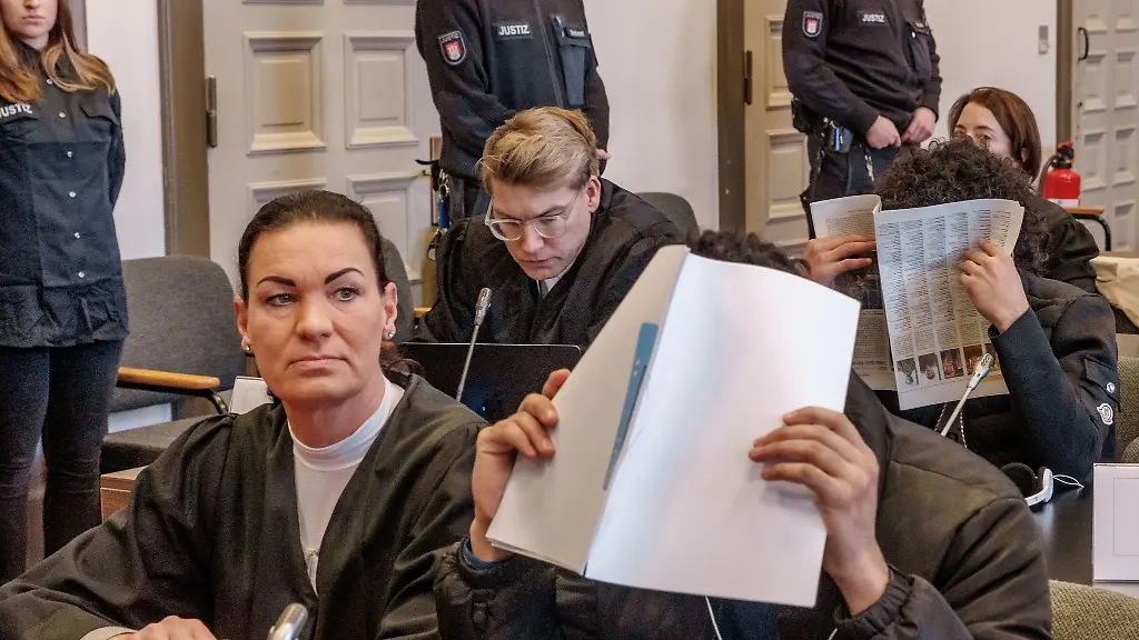 Sieben-der-zehn-Angeklagten-befinden-sich-in-Untersuchungshaft