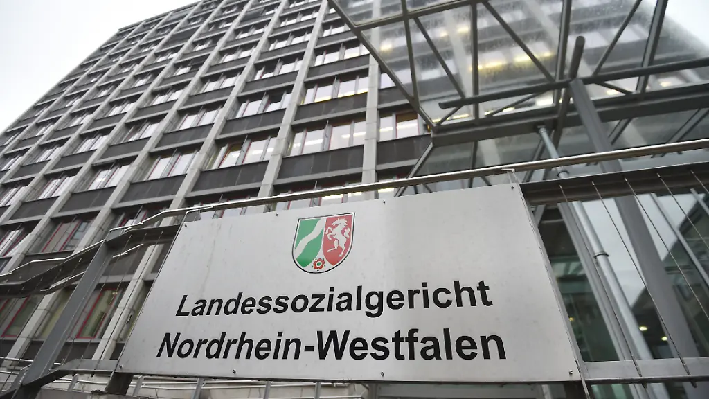 Auf-einem-Schild-ist-zu-lesen-Landessozialgericht-Nordrhein-Westfalen