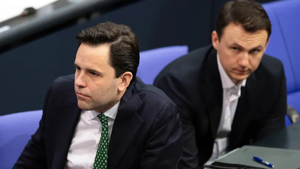 28-11-2025-Berlin-Johannes-Winkel-l-CDU-Bundesvorsitzender-der-Jungen-Union-JU-und-Pascal-Reddig-CDU-Vorsitzender-der-Jungen-Gruppe-der-Union-im-Bundestag-nehmen-an-der-Debatte-zum-Bundeshaushalt-im-Bundestag-teil