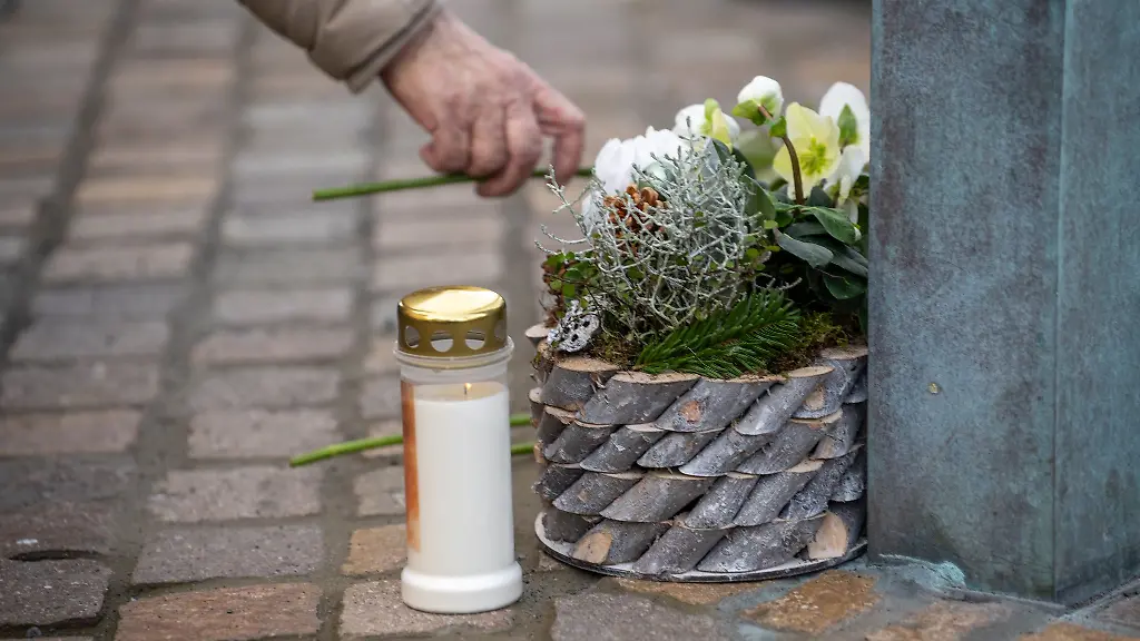 An-der-zentralen-Gedenkstaette-haben-sich-etliche-Menschen-versammelt