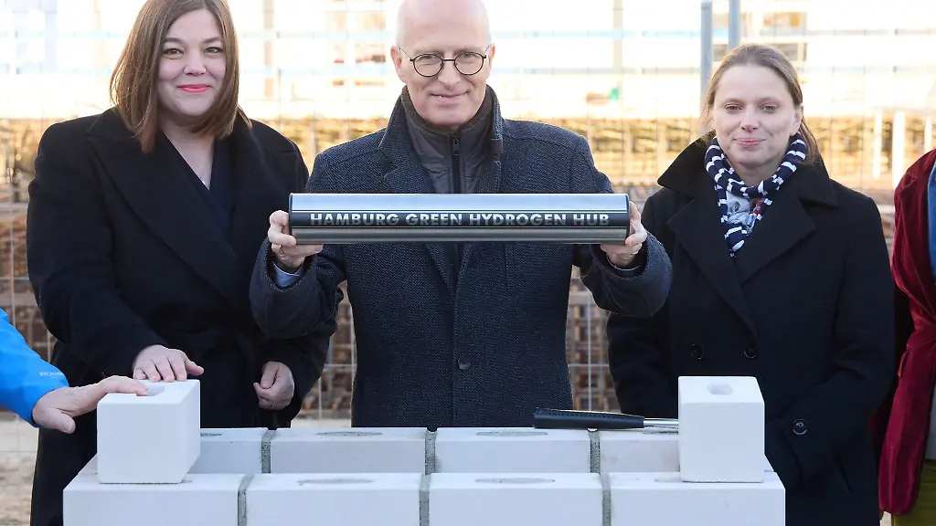 Grundsteinlegung-fuer-den-Elektrolyseur-Umweltsenatorin-Katharina-Fegebank-Erster-Buergermeister-Peter-Tschentscher-mit-der-Grundsteinrolle-sowie-Wirtschaftssenatorin-Melanie-Leonhard-v-l-n-r