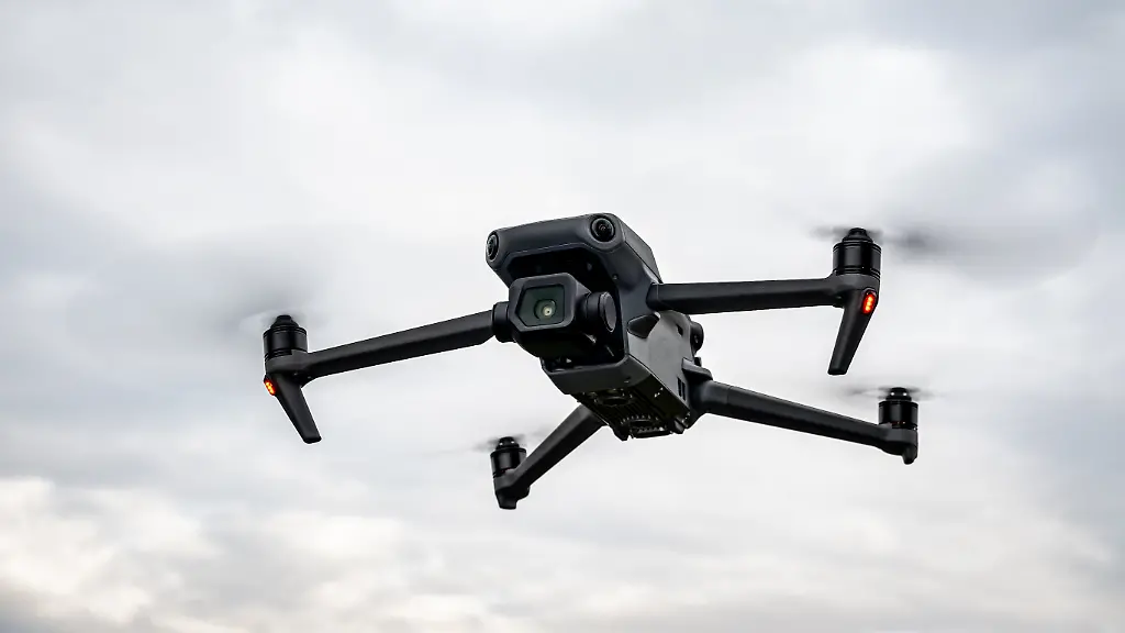 Fuer-aktuelle-Drohnenmodelle-gibt-es-vielschichtige-Einsatzgebiete-Zur-Aufklaerung-z-B-im-Katastrophenschutz-fuer-spektakulaere-Luftaufnahmen-zur-Kitzrettung-oder-Landwirtschaft-Stichwort-Smart-Farming-Leider-zeigt-der-Krieg-in-der-Ukraine-dass-einfache-Drohnen-auch-in-der-modernen-Kriegsfuehrung-ihren-Platz-gefunden-haben