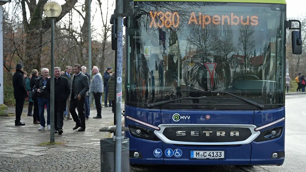 Der-Alpenbus-soll-Murnau-im-Westen-und-Rosenheim-im-Osten-verbinden